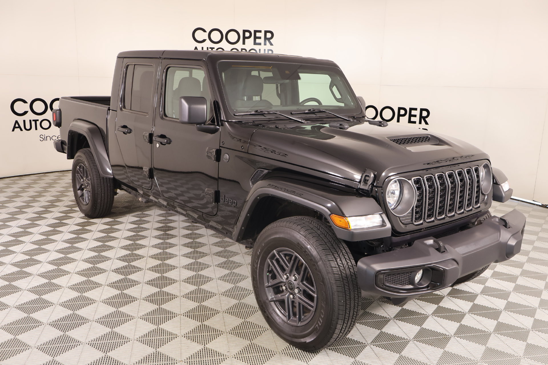 Used 2025 Jeep Gladiator Sport AWD/4WD image 1