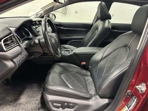 Used 2019 Toyota Camry XLE image 16