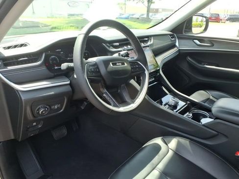 Used 2023 Jeep Grand Cherokee Limited w/ Black Appearance Package AWD/4WD image 7