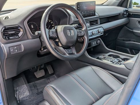 Used 2025 Honda Pilot TrailSport image 10