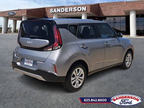 Used 2023 Kia Soul LX image 3