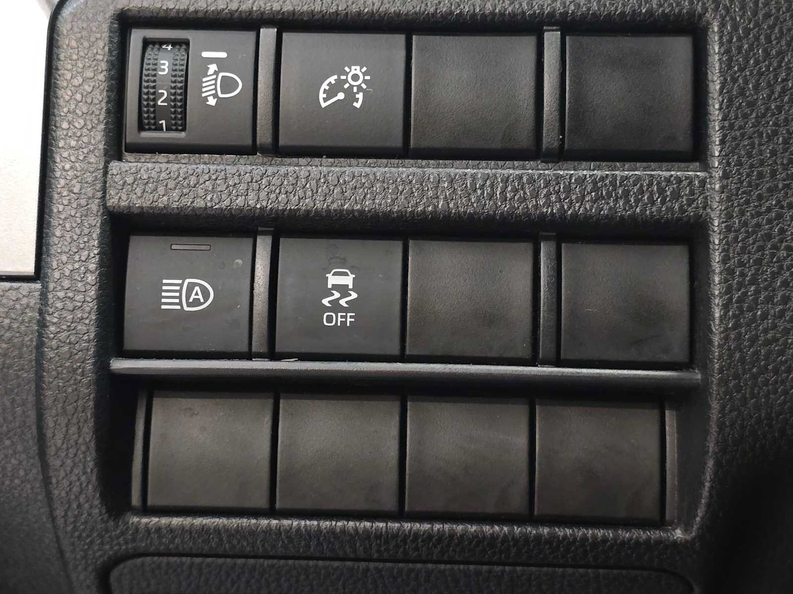 Certified 2025 Toyota Tacoma SR5 AWD/4WD image 18