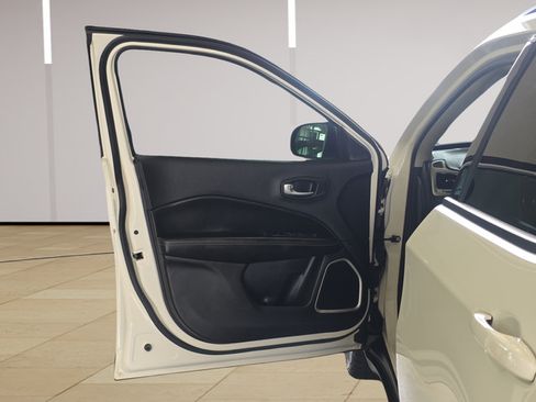Used 2019 Jeep Compass Latitude w/ Cold Weather Group AWD/4WD image 10