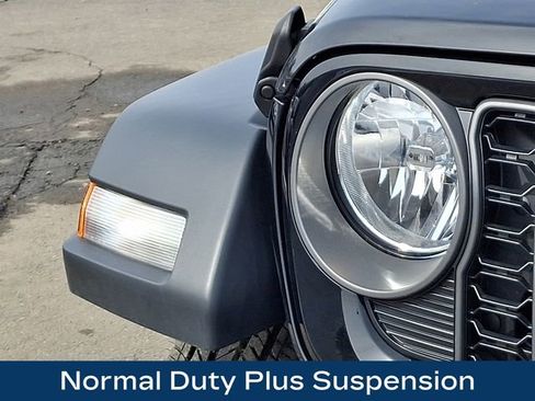 Used 2025 Jeep Gladiator Sport image 12