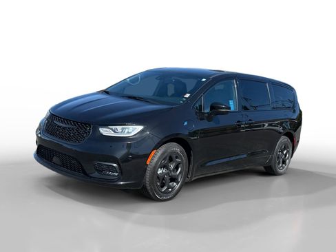 Used 2022 Chrysler Pacifica Touring-L w/ Uconnect Theater Family Group FWD image 1