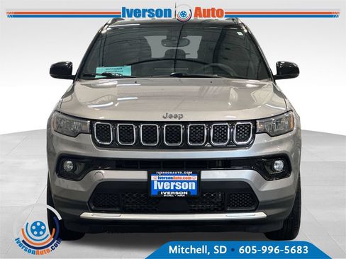 Used 2023 Jeep Compass Limited AWD/4WD image 3