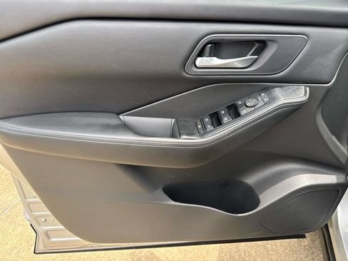 Used 2025 Nissan Rogue SV FWD image 25