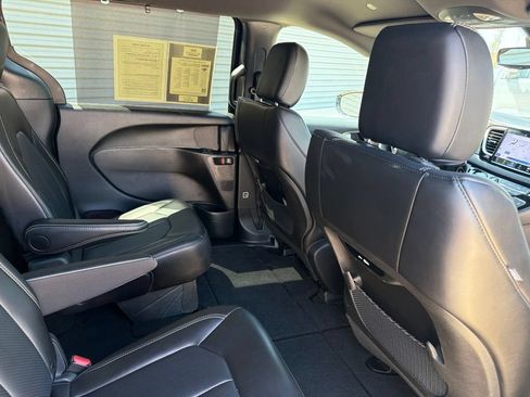 Used 2025 Chrysler Pacifica Select FWD image 13