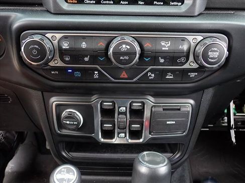 Used 2022 Jeep Wrangler Unlimited Sahara w/ Cold Weather Group AWD/4WD image 16