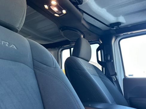 Used 2022 Jeep Wrangler Unlimited Sahara image 18