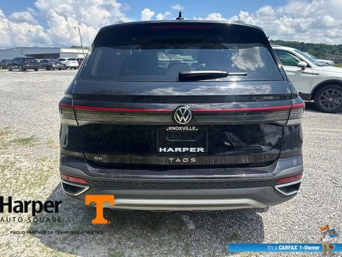 Used 2025 Volkswagen Taos SE w/ Panoramic Sunroof Package FWD image 4