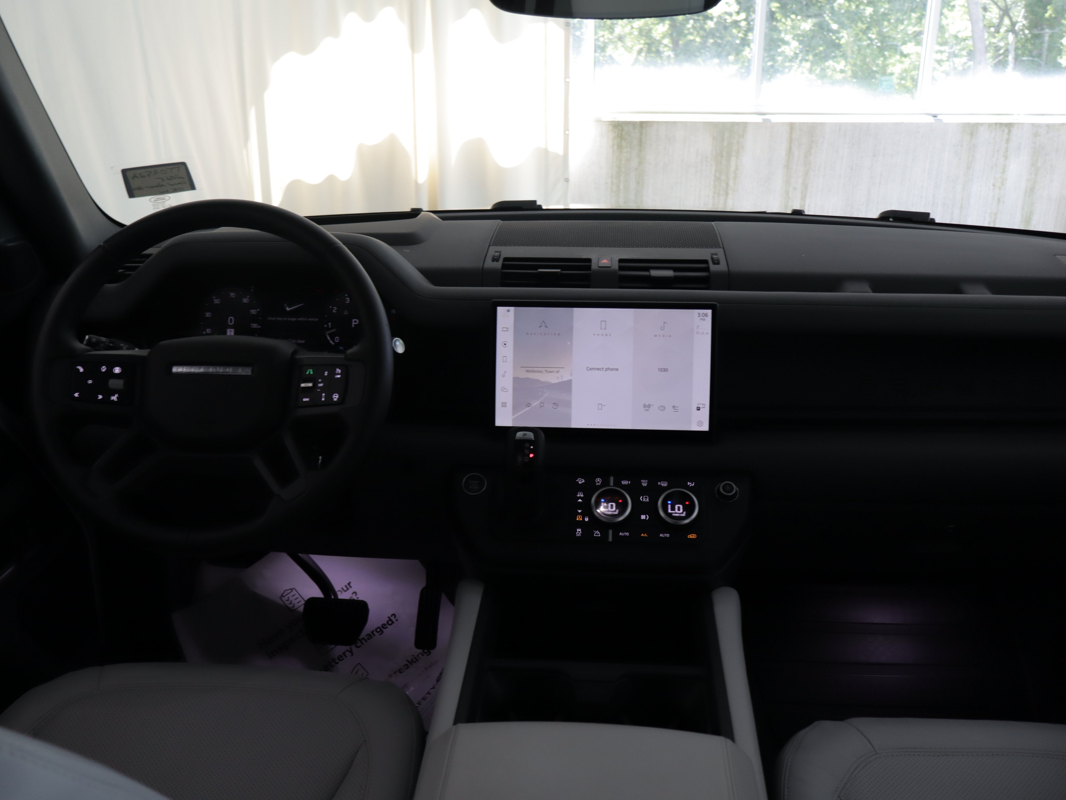 Used 2025 Land Rover Defender 110 X-Dynamic SE AWD/4WD image 2