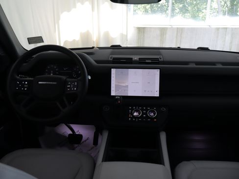 Used 2025 Land Rover Defender 110 X-Dynamic SE AWD/4WD image 2