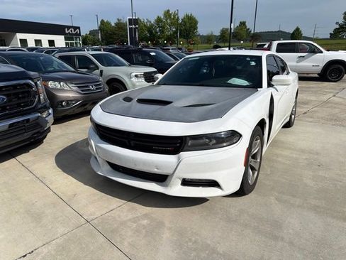 Used 2017 Dodge Charger SXT RWD image 4
