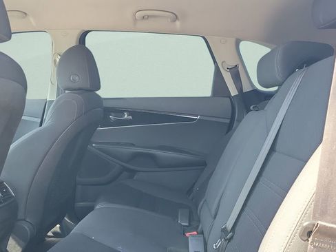 Used 2020 Kia Sorento LX w/ LX I4 Convenience Package image 9