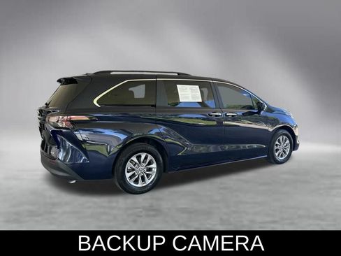 Used 2025 Toyota Sienna XLE FWD image 4