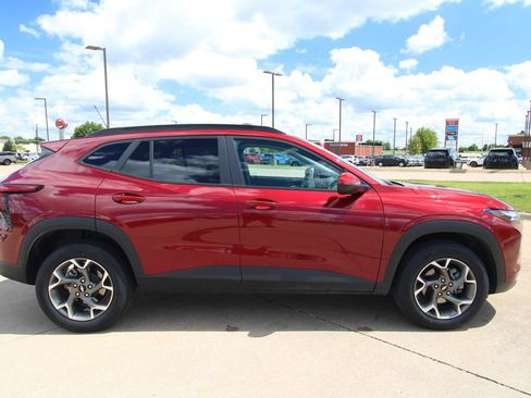 Used 2025 Chevrolet Trax LT FWD image 4