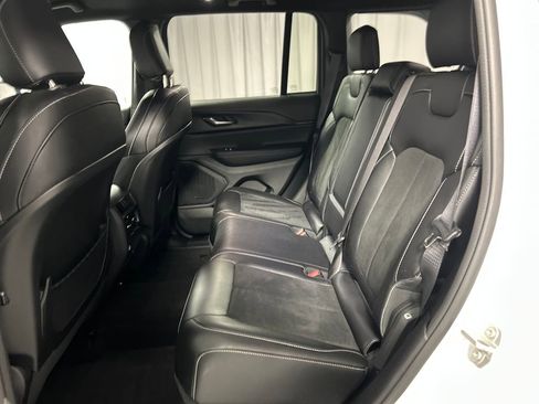Used 2024 Jeep Grand Cherokee Altitude image 23