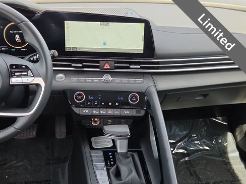 Used 2025 Hyundai Elantra Limited FWD image 20