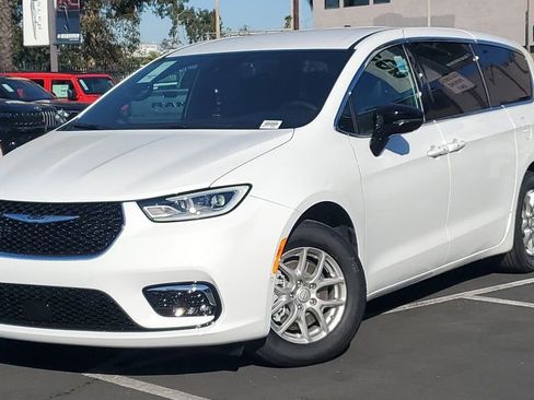 New 2026 Chrysler Pacifica Select image 30