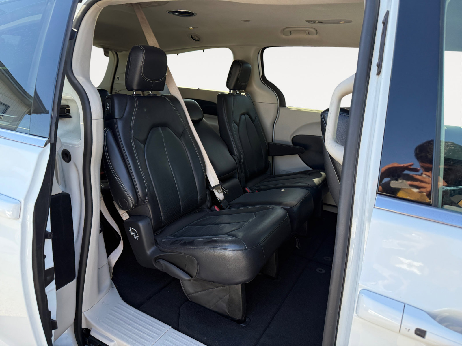 Used 2022 Chrysler Pacifica Touring-L w/ Uconnect Theater Family Group FWD image 18