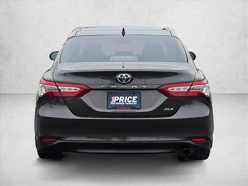 Used 2020 Toyota Camry XLE image 5