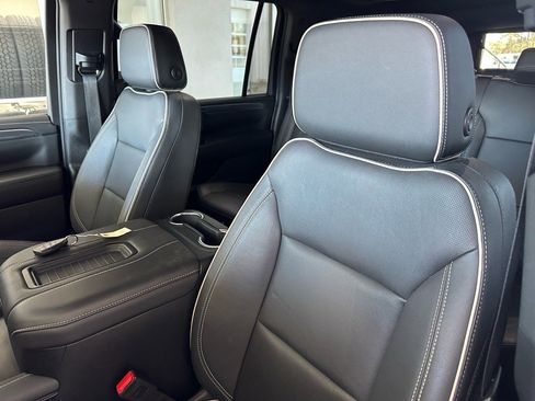 Used 2024 GMC Yukon XL SLT w/ SLT Luxury Package image 19