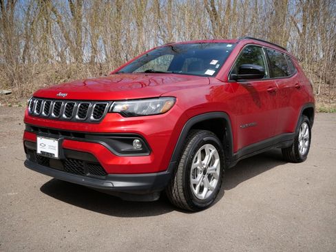 Used 2025 Jeep Compass Latitude w/ Sun & Sound Group AWD/4WD image 3