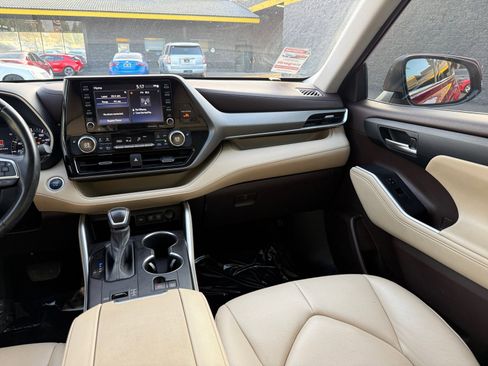 Used 2021 Toyota Highlander XLE image 25