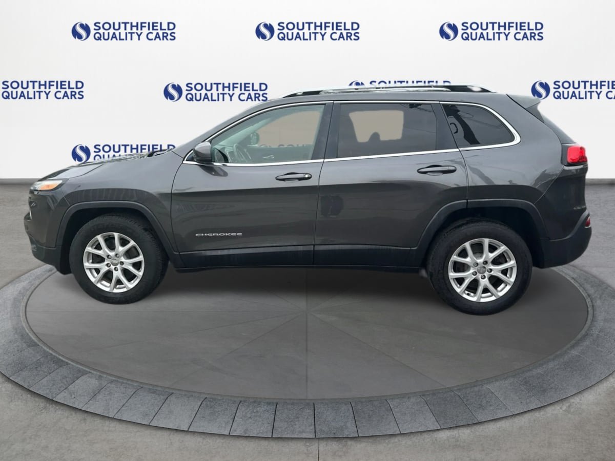 Used 2016 Jeep Cherokee Latitude w/ Safety/Convenience Group AWD/4WD image 3
