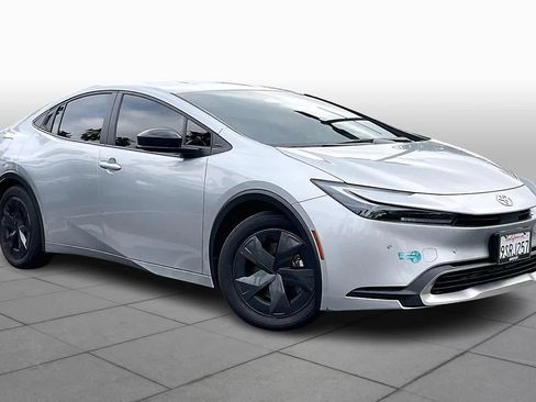 Used 2025 Toyota Prius Plug-In Hybrid image 2