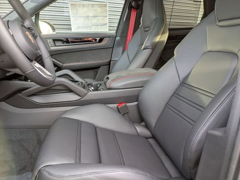 New 2026 Porsche Cayenne GTS image 5