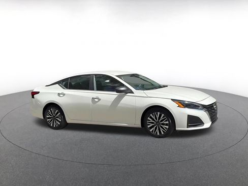Used 2025 Nissan Altima 2.5 SV FWD image 2
