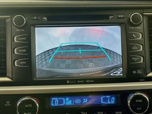 Used 2018 Toyota Highlander SE FWD image 23