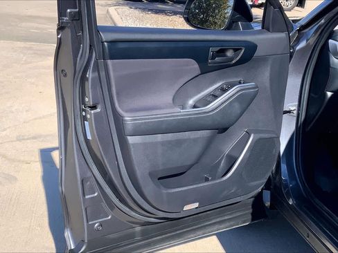 Used 2024 Toyota Highlander LE image 22