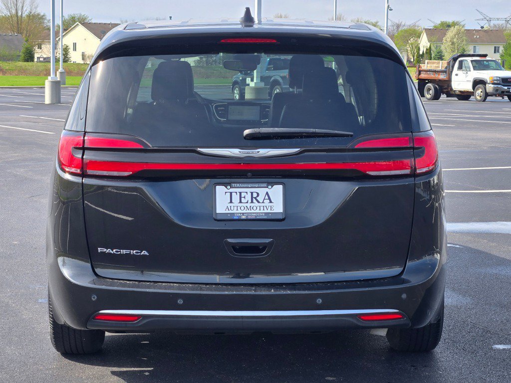 Used 2023 Chrysler Pacifica Touring-L FWD image 13