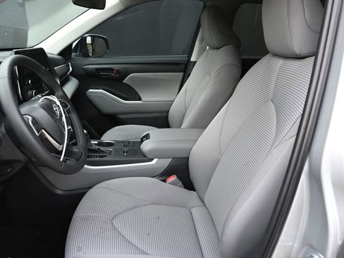 Used 2025 Toyota Highlander LE image 14