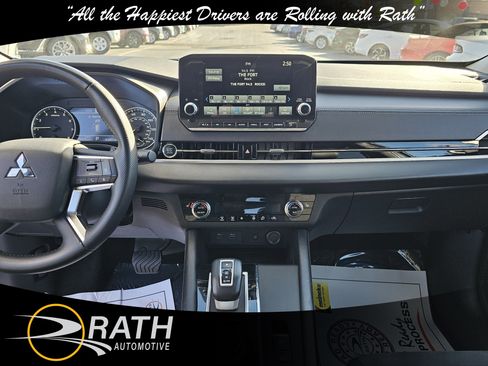 Used 2024 Mitsubishi Outlander SE image 10
