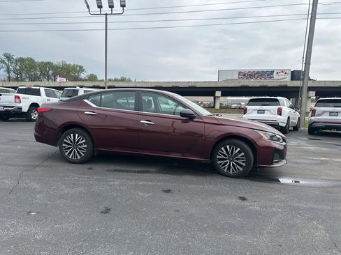 Used 2025 Nissan Altima 2.5 SV image 3
