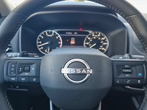 Used 2025 Nissan Rogue SV FWD image 19