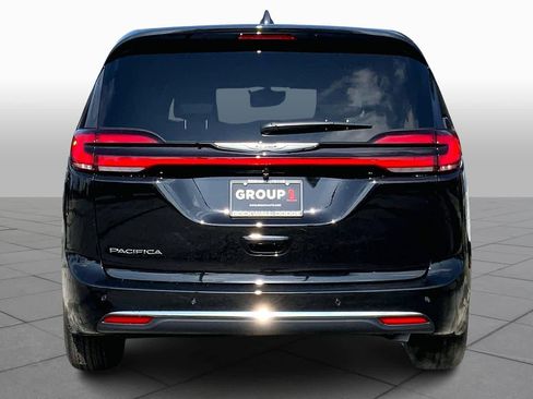 New 2026 Chrysler Pacifica Select image 4