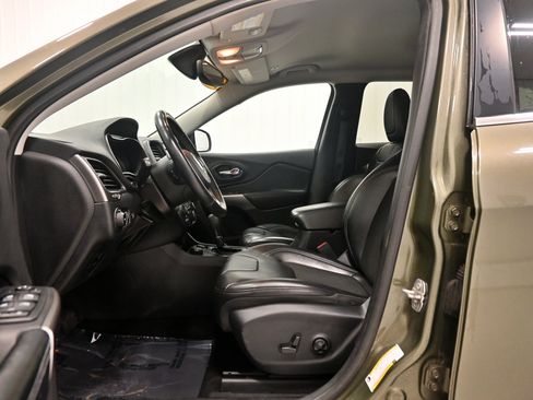 Used 2019 Jeep Cherokee Latitude Plus w/ Comfort/Convenience Group AWD/4WD image 5