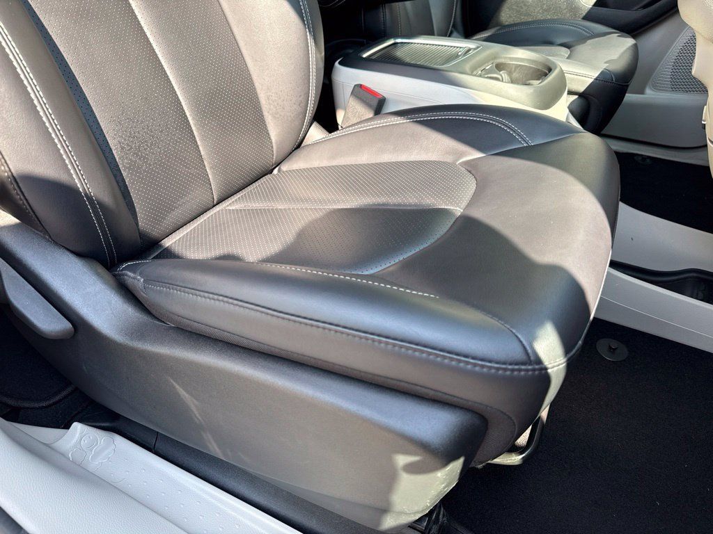 Used 2024 Chrysler Pacifica Touring-L FWD image 43