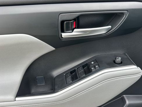 Used 2023 Toyota Highlander XLE image 10