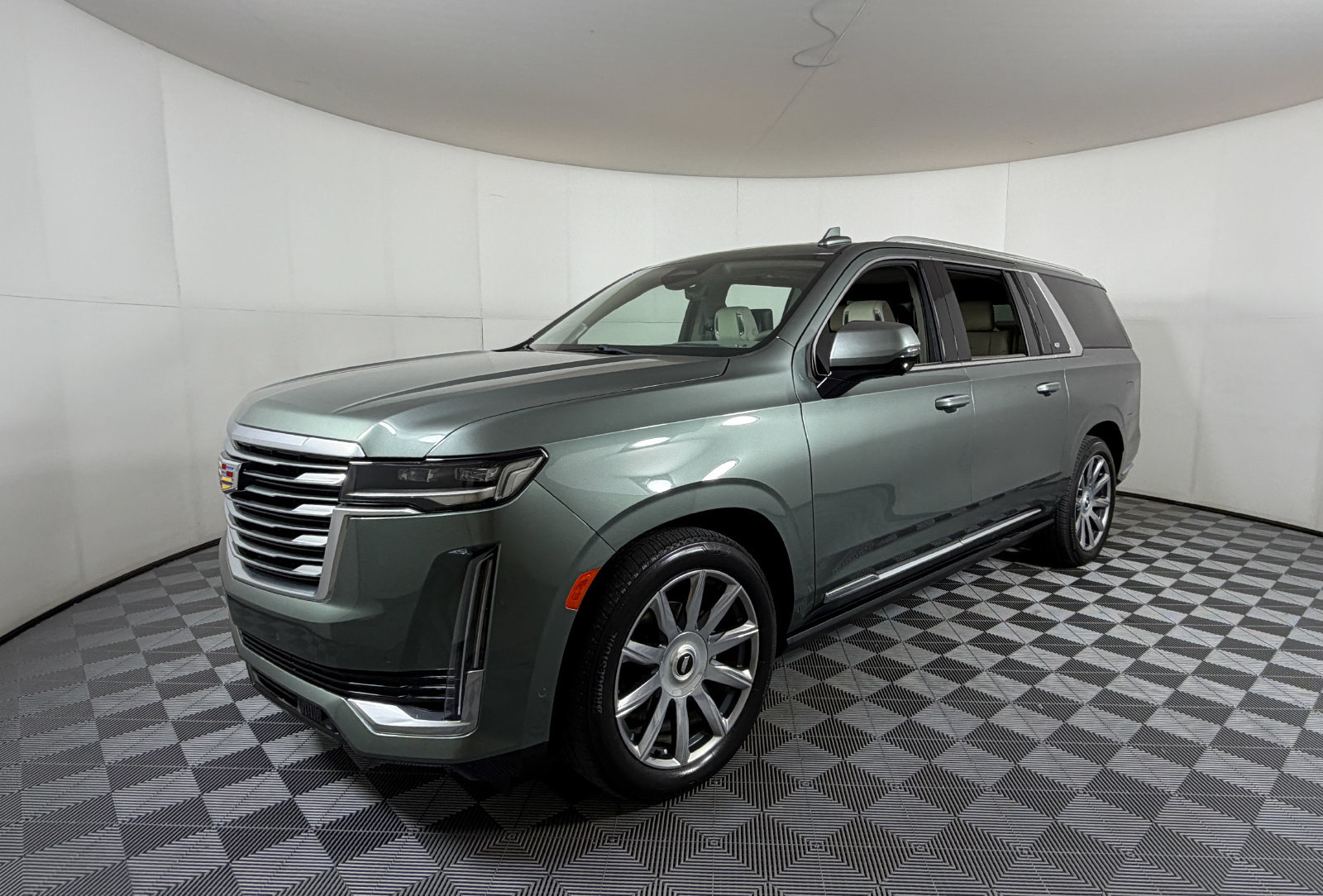 Used 2023 Cadillac Escalade ESV Premium Luxury Platinum AWD/4WD image 2