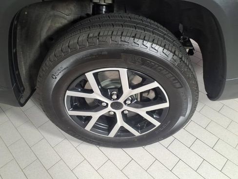 Used 2024 Jeep Grand Cherokee L Laredo AWD/4WD image 8