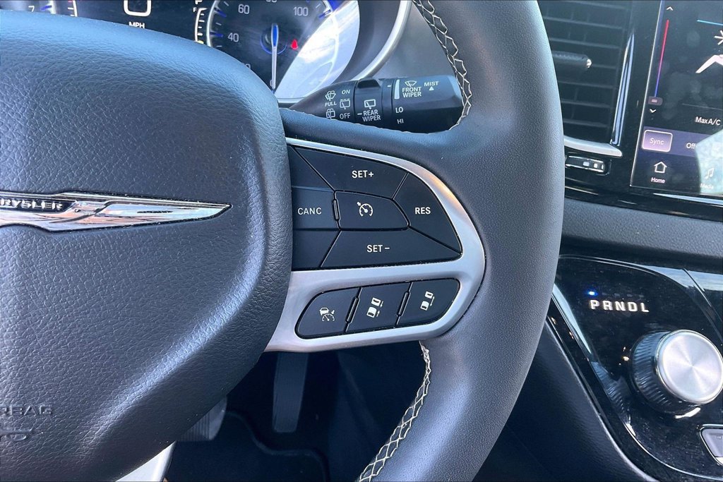 Used 2025 Chrysler Pacifica Select FWD image 12