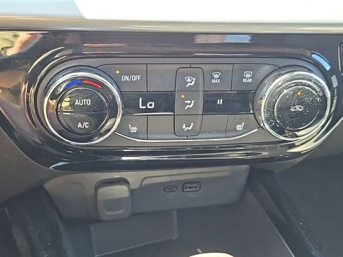 Used 2025 Chevrolet Trax LT w/ LT Convenience Package FWD image 31