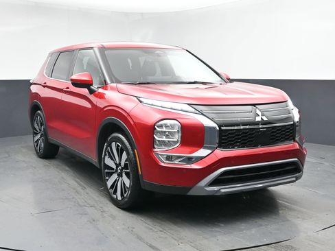 Used 2025 Mitsubishi Outlander SE image 2