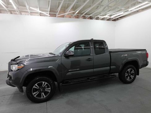 Used 2019 Toyota Tacoma TRD Sport w/ Technology Package image 8